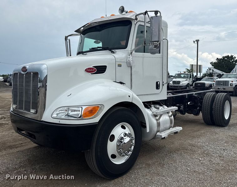 2015 Peterbilt 337 truck cab and chassis - NU9667