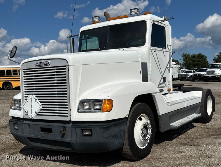 2000 Freightliner FLD semi truck - NU9697