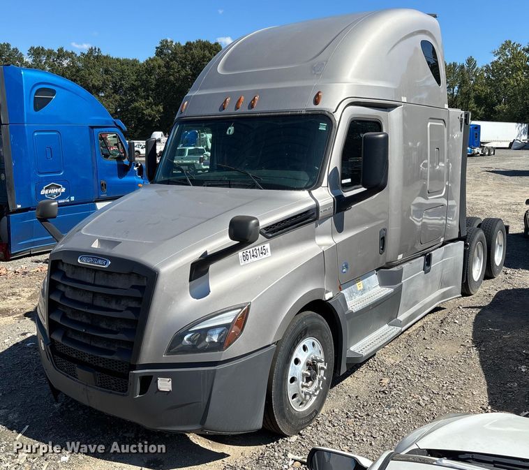 2019 Freightliner Cascadia semi truck - YA0759