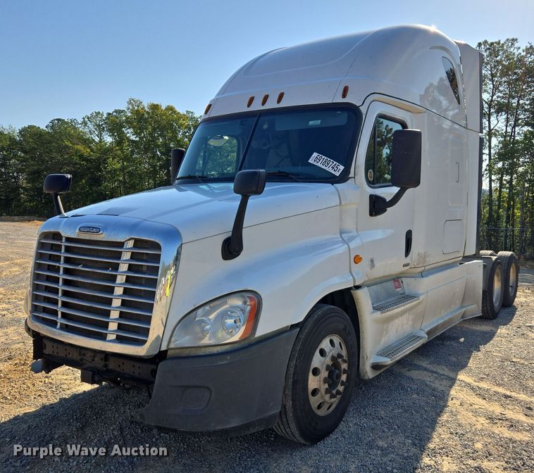 2016 Freightliner Cascadia semi truck - YA0941