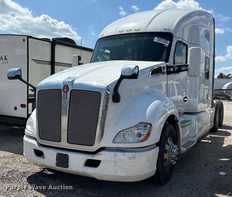 2020 Kenworth T680 semi truck - YA0993