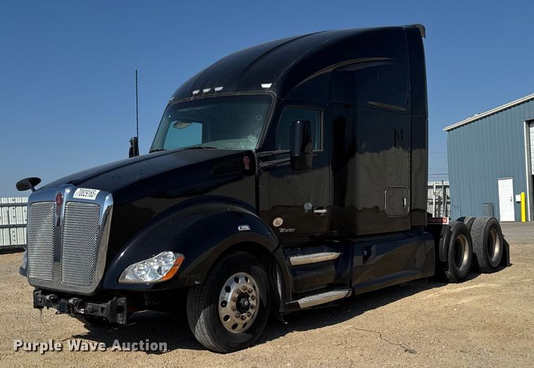 2019 Kenworth T680 semi truck - YA1029