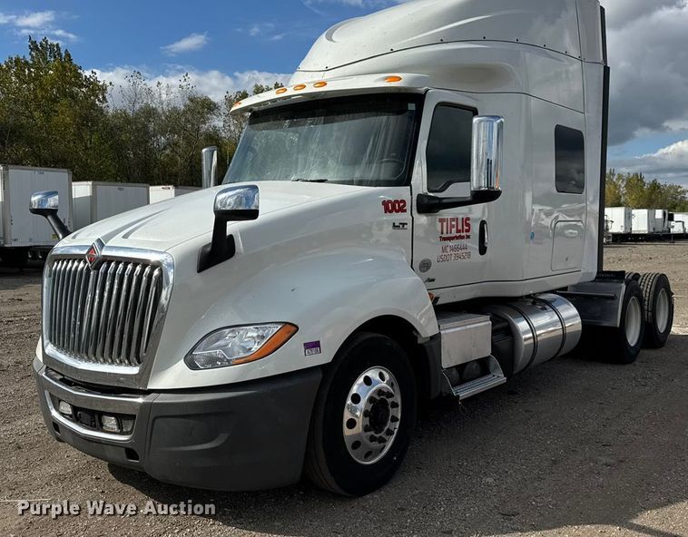 2019 International LT625 semi truck - YA1041
