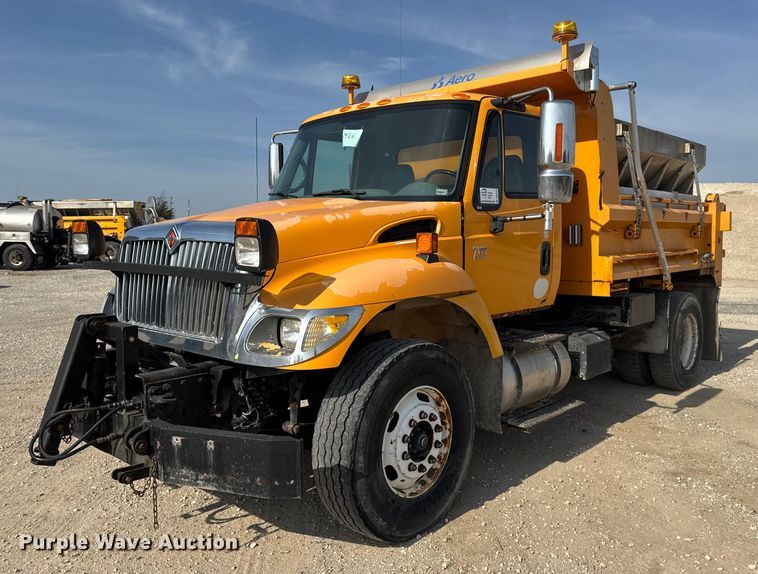 2006 International 7400 dump truck - DO2310