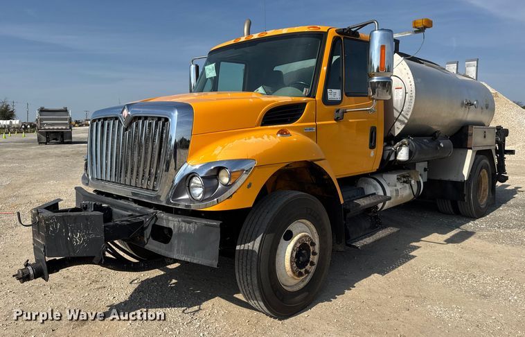 2008 International 7400 oil distributor truck - DO2312