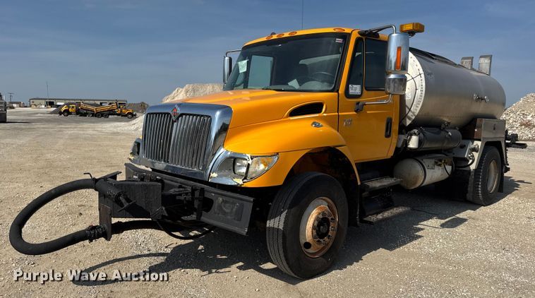 2007 International 7400 oil distributor truck - DO2313