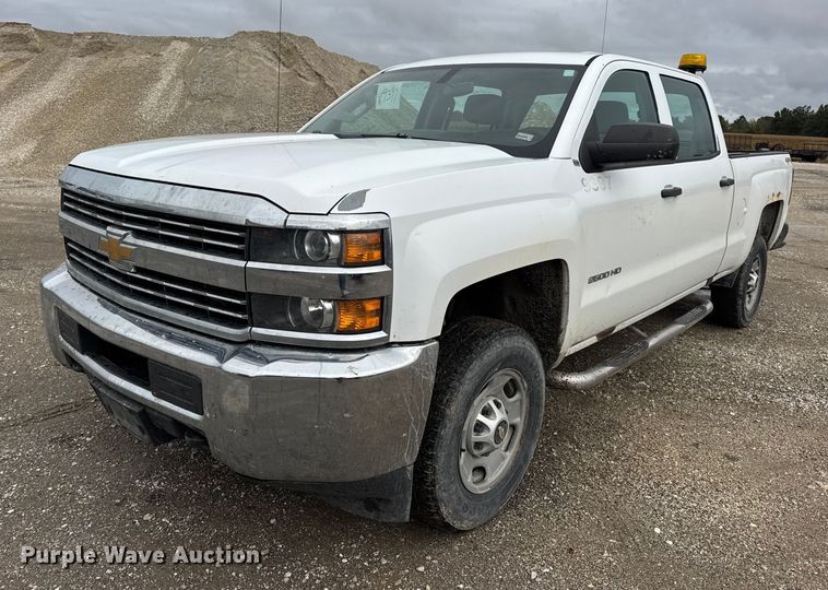 2016 Chevrolet Silverado 2500HD Crew Cab pickup truck - DO2383