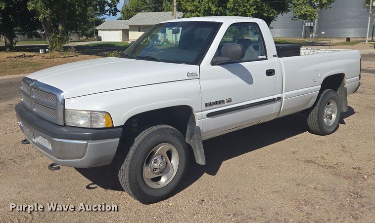 2001 Dodge Ram 1500 pickup truck - DY1379
