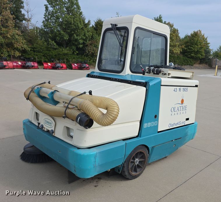 Tennant 6600 sweeper - DZ6424