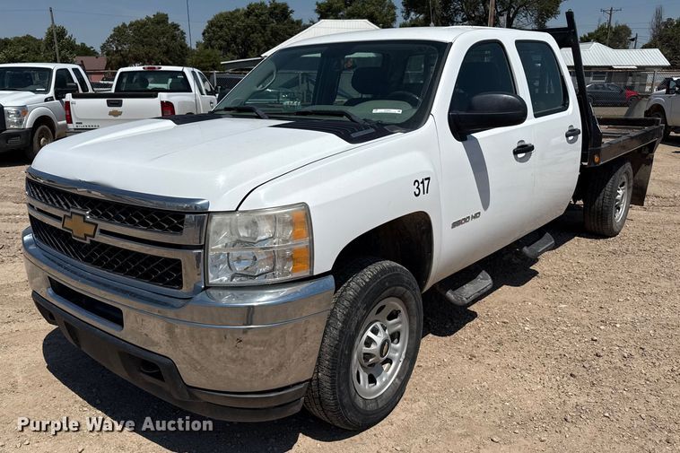 2011 Chevrolet Silverado 3500HD Crew Cab flatbed pickup truck - DZ8901