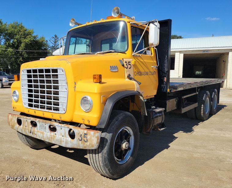 1981 Ford 9000 dump flatbed truck - EA2610