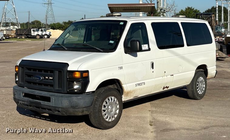 2013 Ford E350 XL Super Duty van - EA7485