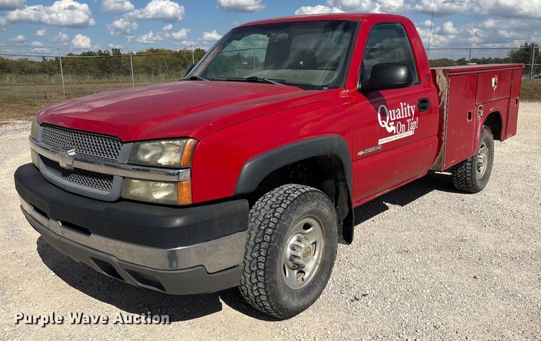 2004 Chevrolet Silverado 2500HD utility bed pickup truck - EH7531