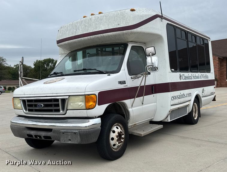 2005 Ford E350 shuttle bus - EM8390