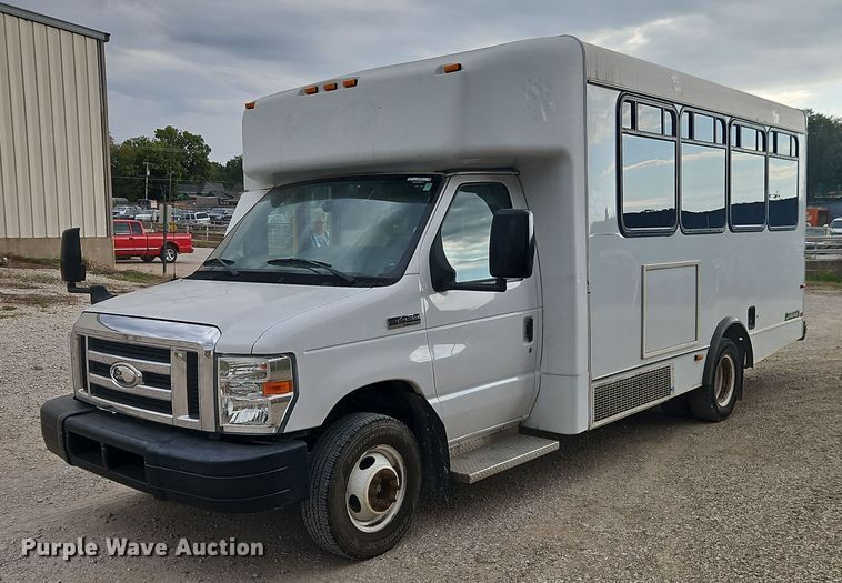 2014 Ford E450 shuttle bus - EO4707