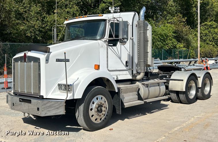 2014 Kenworth T800 semi truck - ET3297