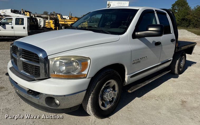 2006 Dodge Ram 2500HD Quad Cab flatbed pickup truck - DO2405