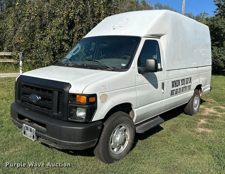 2008 Ford E350 Super Duty van - DP8889