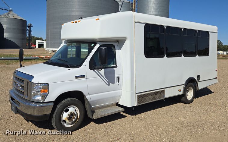 2016 Ford Eldorado shuttle bus - DY1377