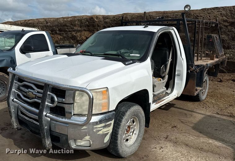 2008 Chevrolet Silverado 2500HD flatbed pickup truck - DZ8741