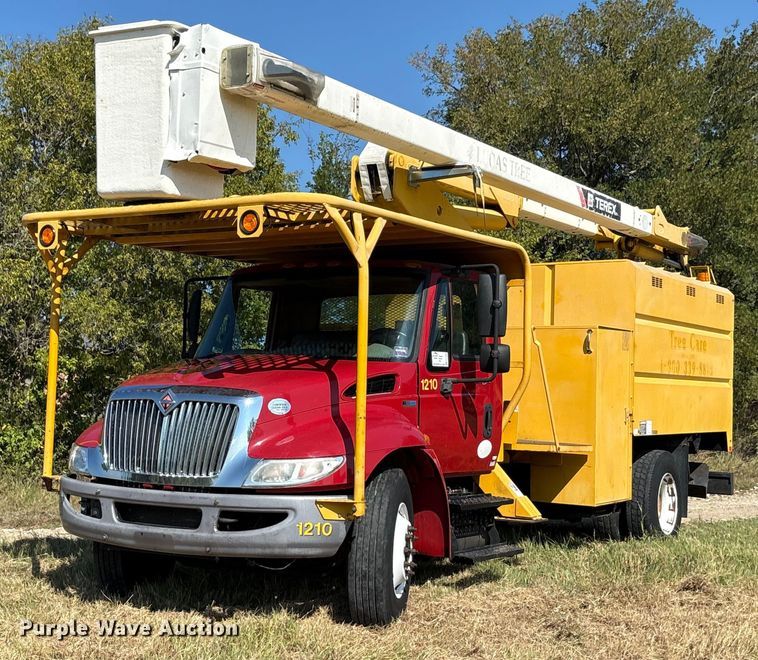 2014 International DuraStar 4300 forestry bucket truck - EA7556