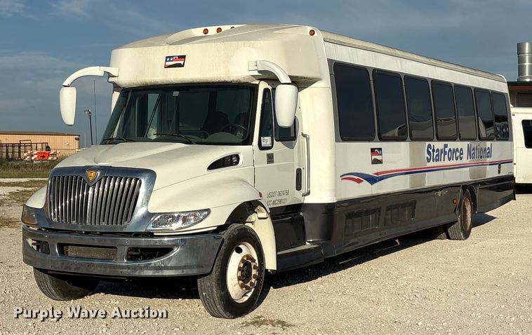 2013 Starcraft shuttle bus - EA7589