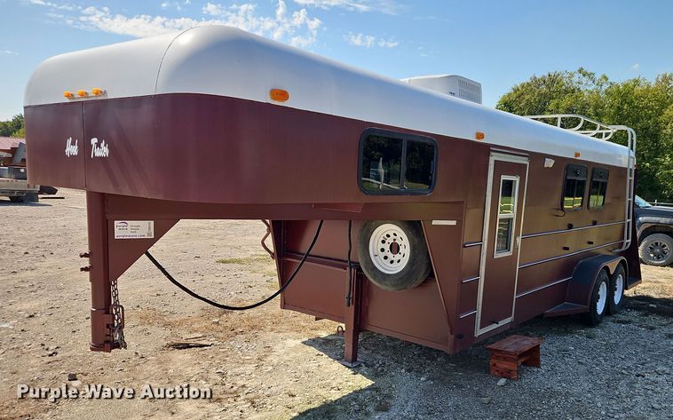 2004 Hook-On Trailers horse trailer - EB8340