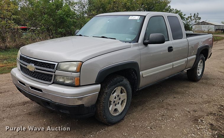 2006 Chevrolet Silverado 1500 Ext. Cab pickup truck - EB8366