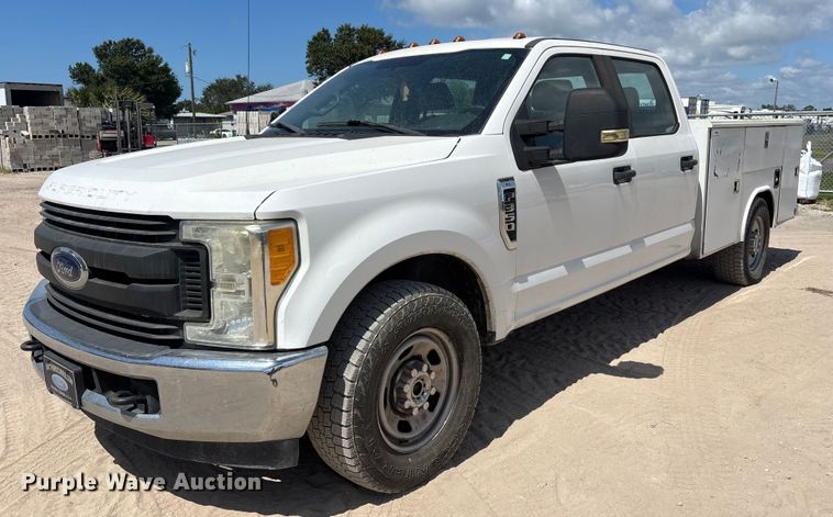2017 Ford F350 Super Duty Crew Cab utility bed pickup truck - EC3847