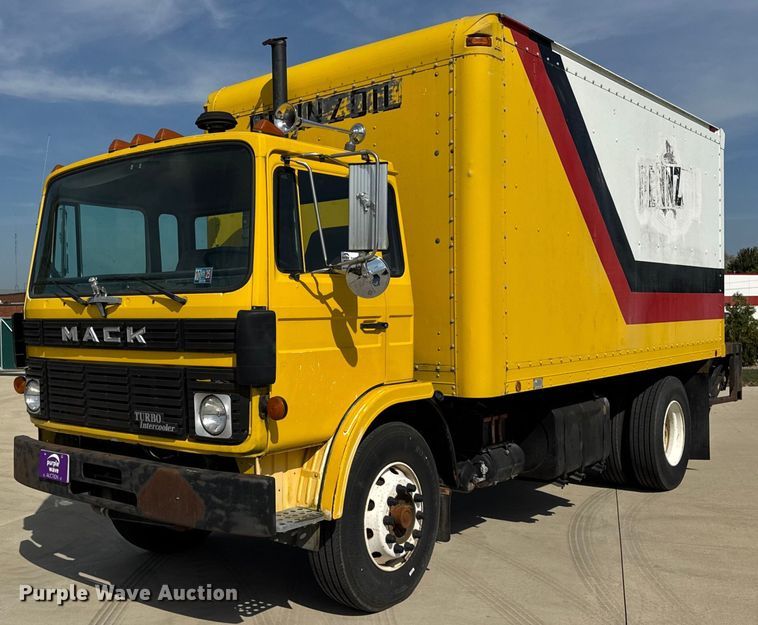 1990 Mack MS250 box truck - EF2196