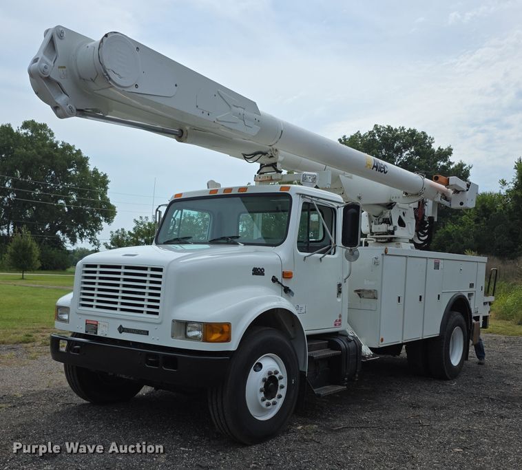 2000 International 4900 bucket truck - EF3793