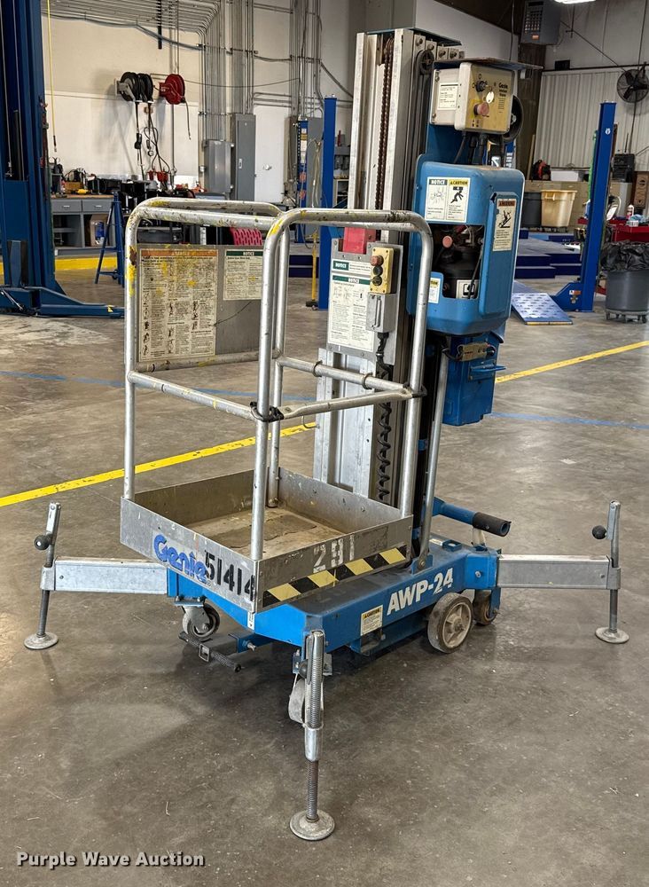 Genie AWP-24 vertical lift - EH4070