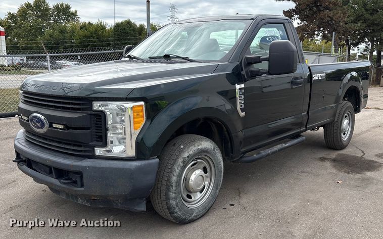 2017 Ford F350 Super Duty pickup truck - EM6092