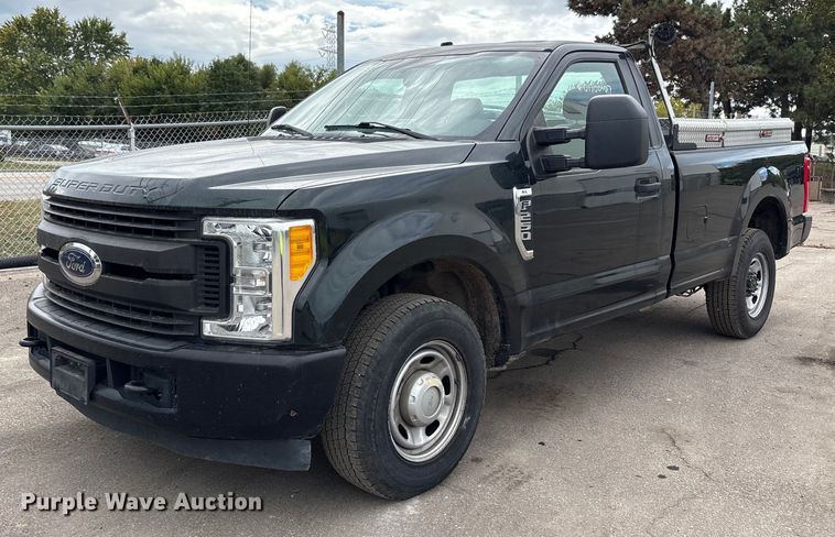2017 Ford F250 Super Duty pickup truck - EM6093