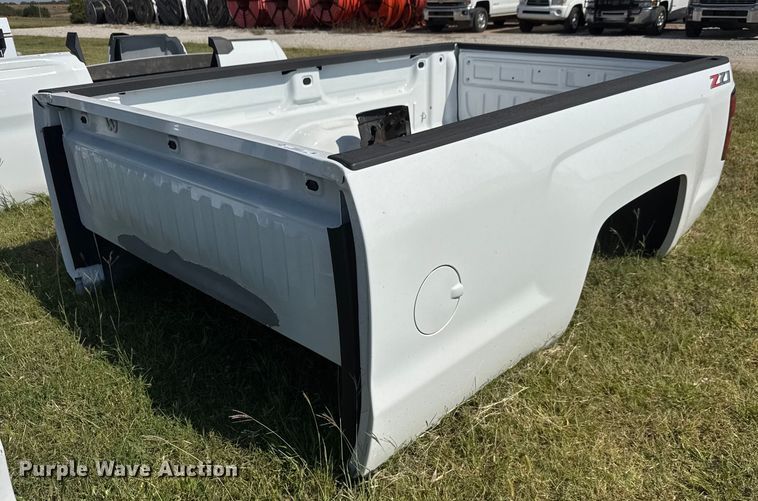 Chevrolet Silverado LT pickup truck bed - EM8331