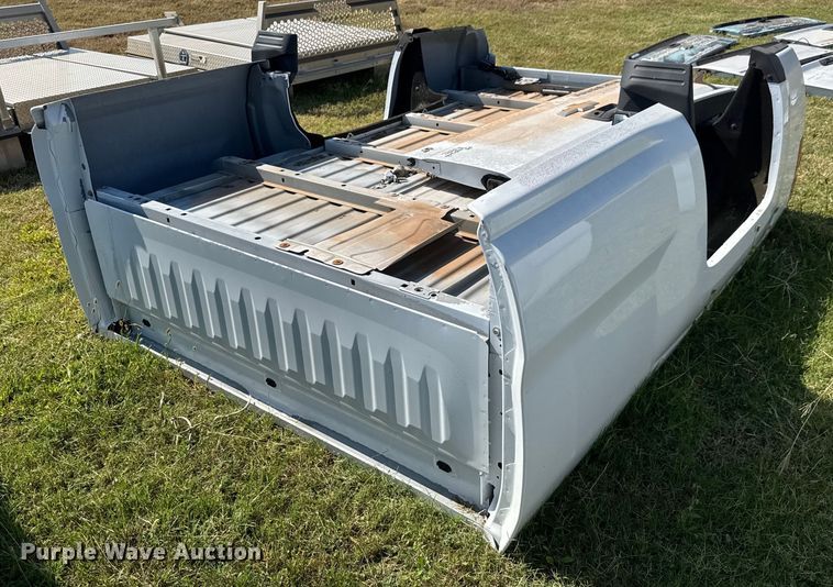 Chevrolet Silverado LT pickup truck bed - EM8332