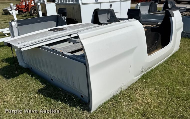 Chevrolet Silverado LT pickup truck bed - EM8333