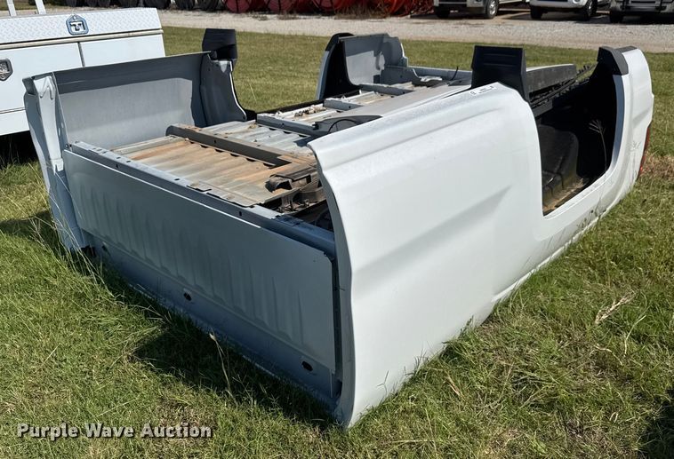 Chevrolet Silverado LT pickup truck bed - EM8335