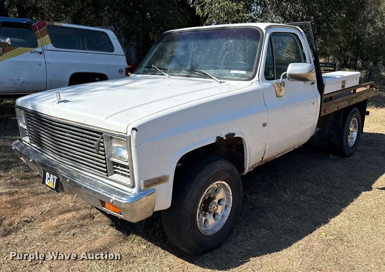 1982 GMC K2500 flatbed pickup truck - EP0690