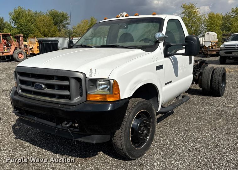 2001 Ford F450 Super Duty truck cab and chassis - ER0182