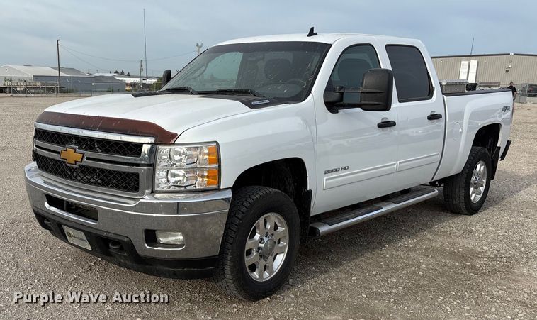 2013 Chevrolet Silverado 2500HD Crew Cab pickup truck - ET4693