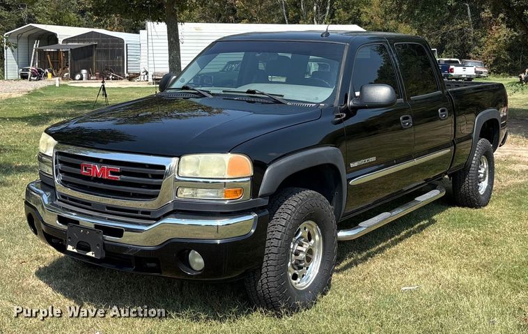 2005 GMC Sierra 2500HD Crew Cab pickup truck - EU0114