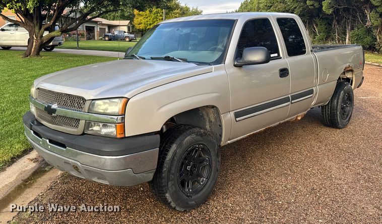 2004 Chevrolet Silverado 1500 Ext. Cab pickup truck - EU6084