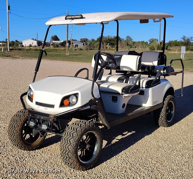 E-Z-GO Express S6 golf cart - IP9710