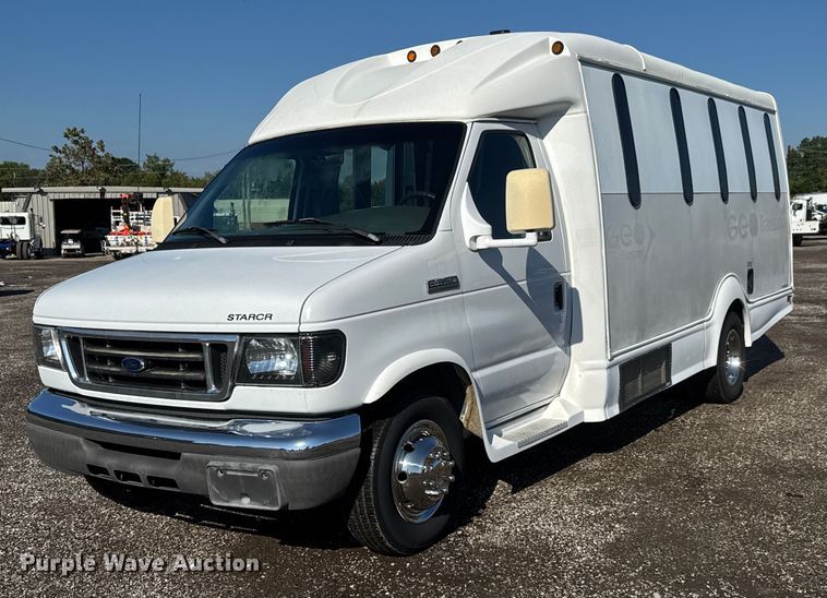 2007 Ford E350 Super Duty shuttle bus - NU9689