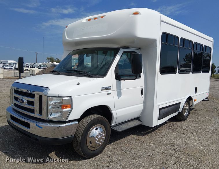 2015 Ford E350 Super Duty shuttle bus - NU9714