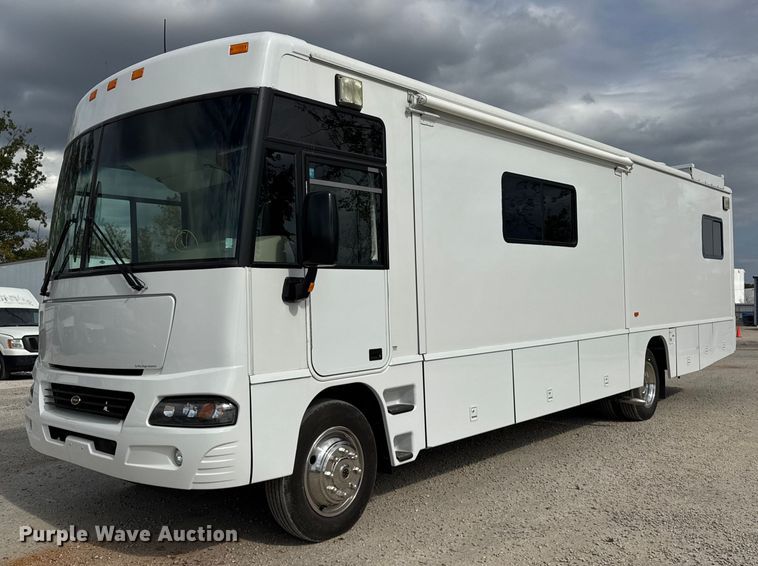 2005 Winnebago mobile command center - YA1181