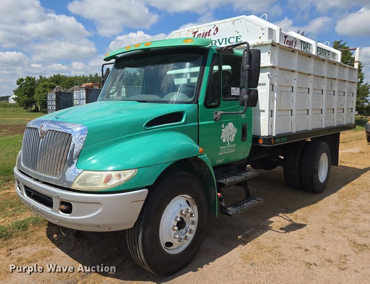 2006 International 4300 chipper truck - DE2195