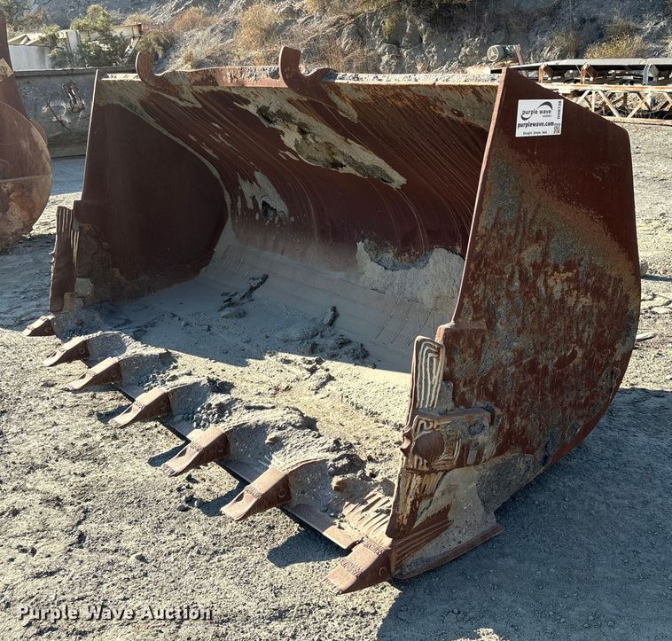 112" W bucket - DH8738