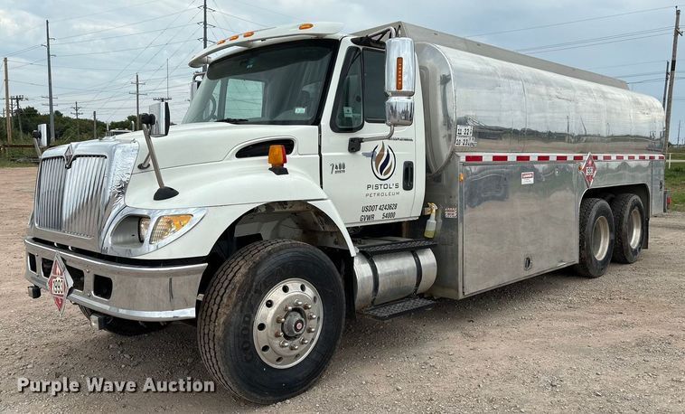 2007 International 7400 fuel truck - DO1184
